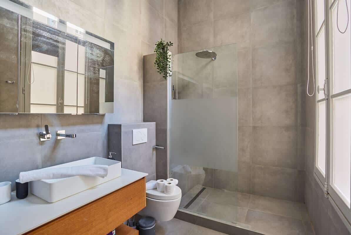 Dusche, Haartrockner, Handtücher, Shampoo