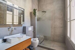 Shower, hair dryer, towels, shampoo - Sublim Apartment Ile Saint Louis Center of Paris (Paris)