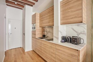 Fridge, microwave, stovetop, dishwasher - New Apartment Center of Paris Place de la Bourse (Paris)