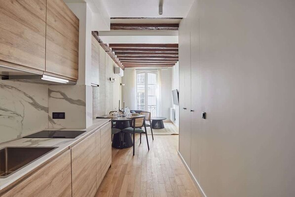 Fridge, microwave, stovetop, dishwasher