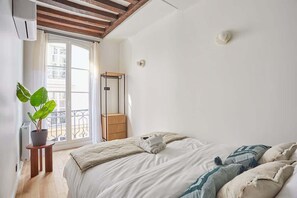 2 chambres, fer et planche à repasser, lit de bébé portatif