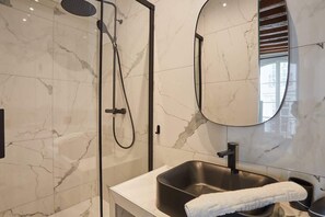 Hair dryer, towels - New Apartment Center of Paris Place de la Bourse (Paris)