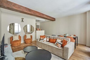 Unclassified image, 4 of 11, button