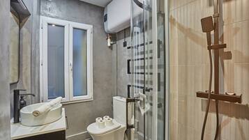 Doccia, asciugacapelli, asciugamani, sapone