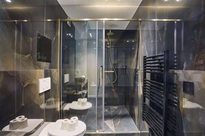 Shower, hair dryer, towels, shampoo