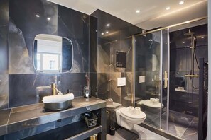 Dusche, Haartrockner, Handtücher, Shampoo