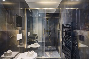 Douche, sèche-cheveux, serviettes fournies, savon