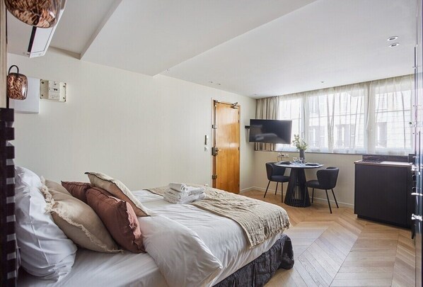 1 chambre, fer et planche à repasser, accès au Wi-Fi (inclus)