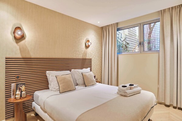 2 habitaciones, tabla de planchar con plancha y cuna de viaje 