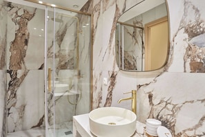Dusche, Haartrockner, Handtücher, Shampoo