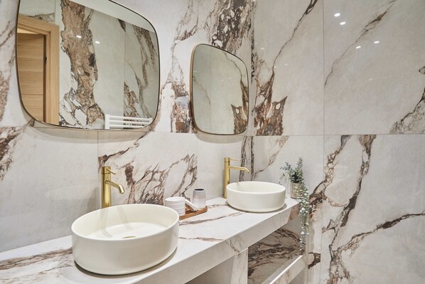 Dusche, Haartrockner, Handtücher, Shampoo