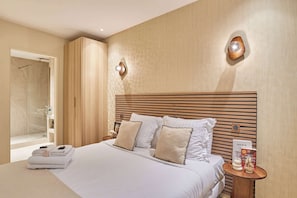 2 chambres, fer et planche à repasser, lit de bébé portatif
