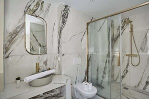 Douche, séchoir à cheveux, serviettes fournies, savon