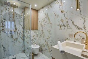 Shower, hair dryer, towels, soap - New apartment Center of Paris/Le Marais (Paris)