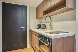 Refrigerador, microondas, parrilla de estufa y cafetera y tetera 