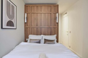 1 habitación, tabla de planchar con plancha y cuna de viaje 