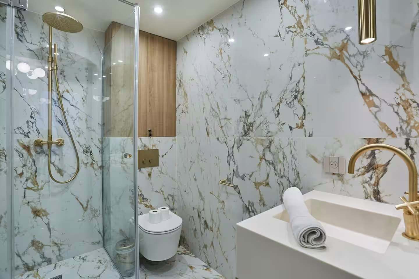 Douche, sèche-cheveux, serviettes fournies