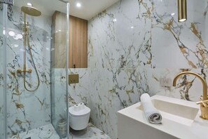 Shower, hair dryer, towels, soap - New apartment Center of Paris/Le Marais (Paris)