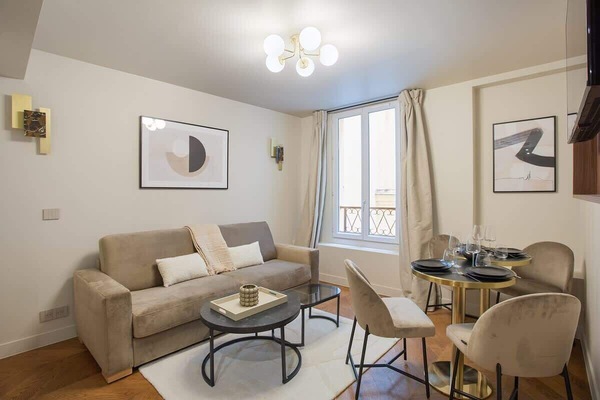 Salon avec canapé lit (deux personnes) smart TV et coin repas