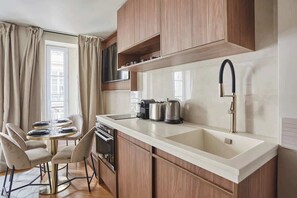 Fridge, microwave, oven, stovetop - New apartment Center of Paris/Le Marais (Paris)
