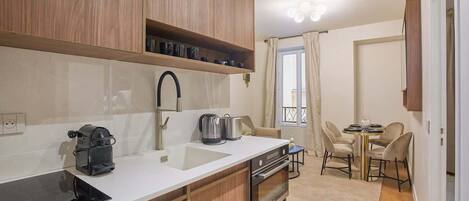 Frigorífico, microondas, horno y placa de cocina