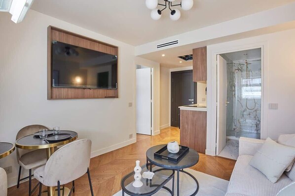 Smart TV - New apartment in the center of Paris/Le Marais (Paris)
