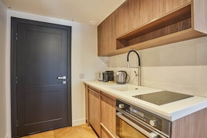 Fridge, microwave, oven, stovetop - New apartment in the center of Paris/Le Marais (Paris)