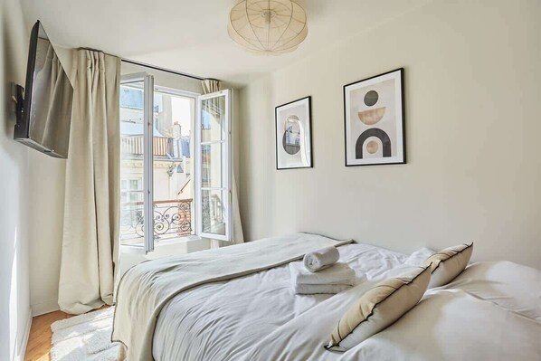 1 chambre, fer et planche à repasser, lit de bébé portatif