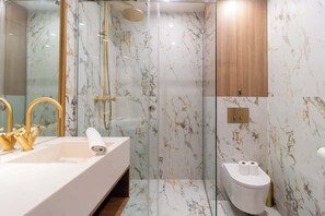 Chuveiro, secador de cabelo, toalhas de banho, sabonete