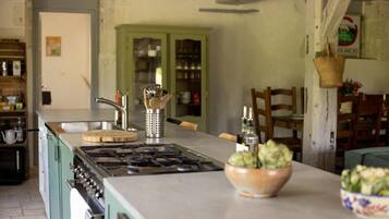 Een koelkast, een microgolfoven, een kookplaat