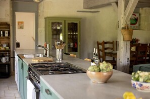 Jääkaappi, mikroaaltouuni, liesi, kahvin-/teenkeitin