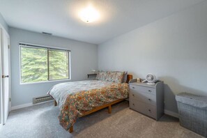 3 bedrooms, desk, free WiFi, bed sheets