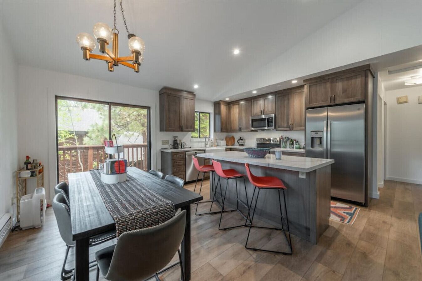 Frigorífico, microondas, horno y placa de cocina