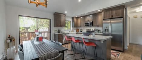 Frigorífico, microondas, horno y placa de cocina