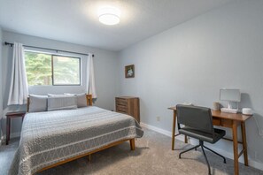 3 bedrooms, desk, free WiFi, bed sheets