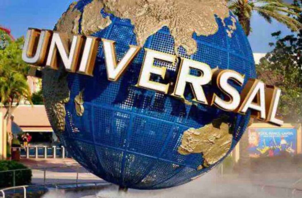 Ein Globus mit dem Wort 'UNIVERSAL'.