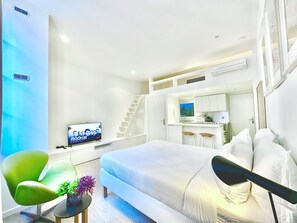 Tabla de planchar con plancha, wifi, ropa de cama