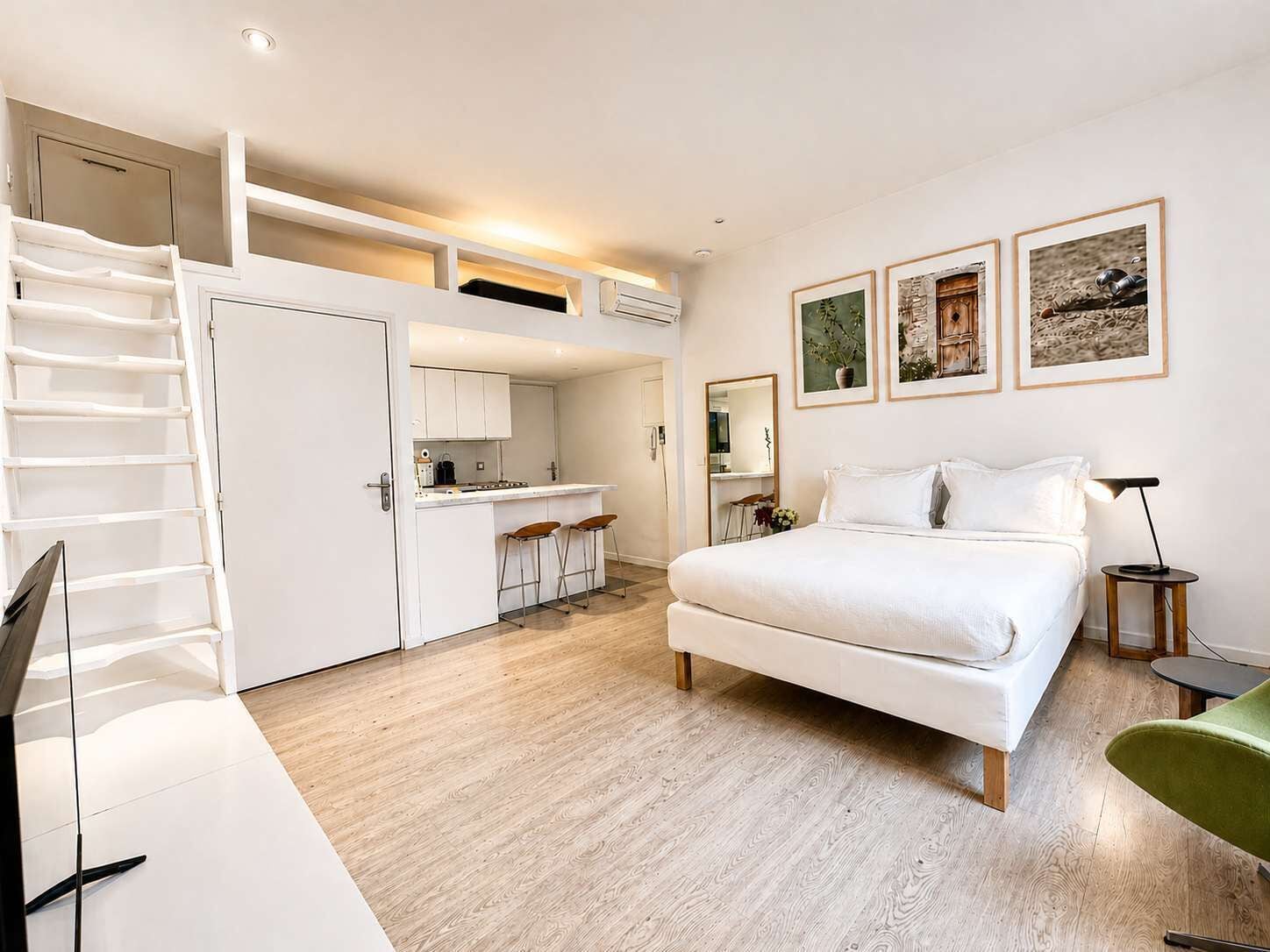 Tabla de planchar con plancha, wifi, ropa de cama
