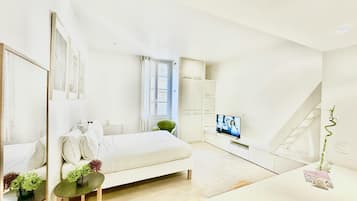 Tabla de planchar con plancha, wifi y ropa de cama
