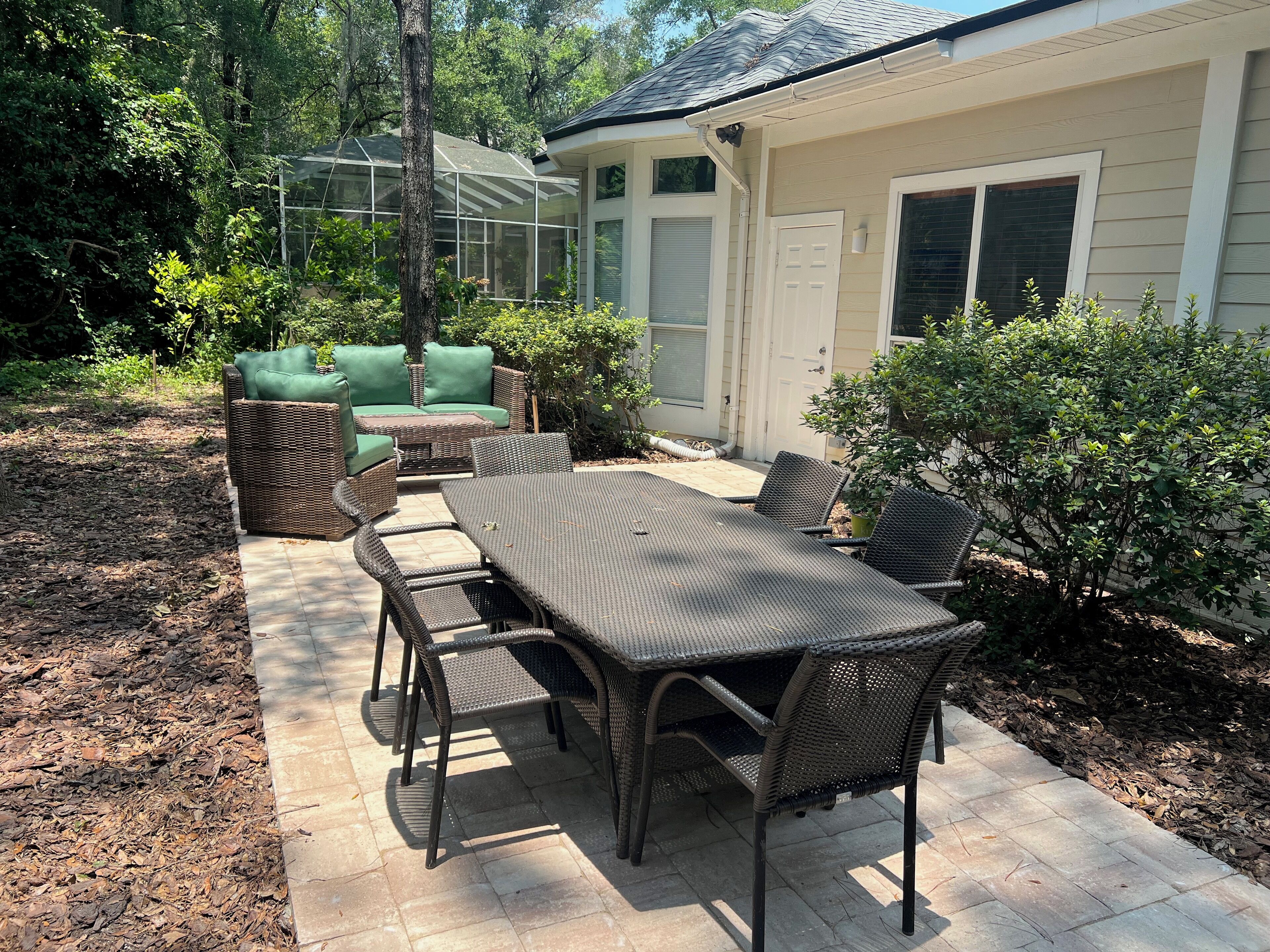 Large house. Perfect for reunions and, of course Game Day!  20 Minutes to UF!  
