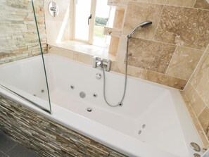 Shower - 2 Dewars Farm Cottages (Bicester)