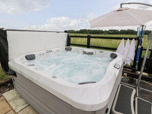 Outdoor spa tub - 2 Dewars Farm Cottages (Bicester)