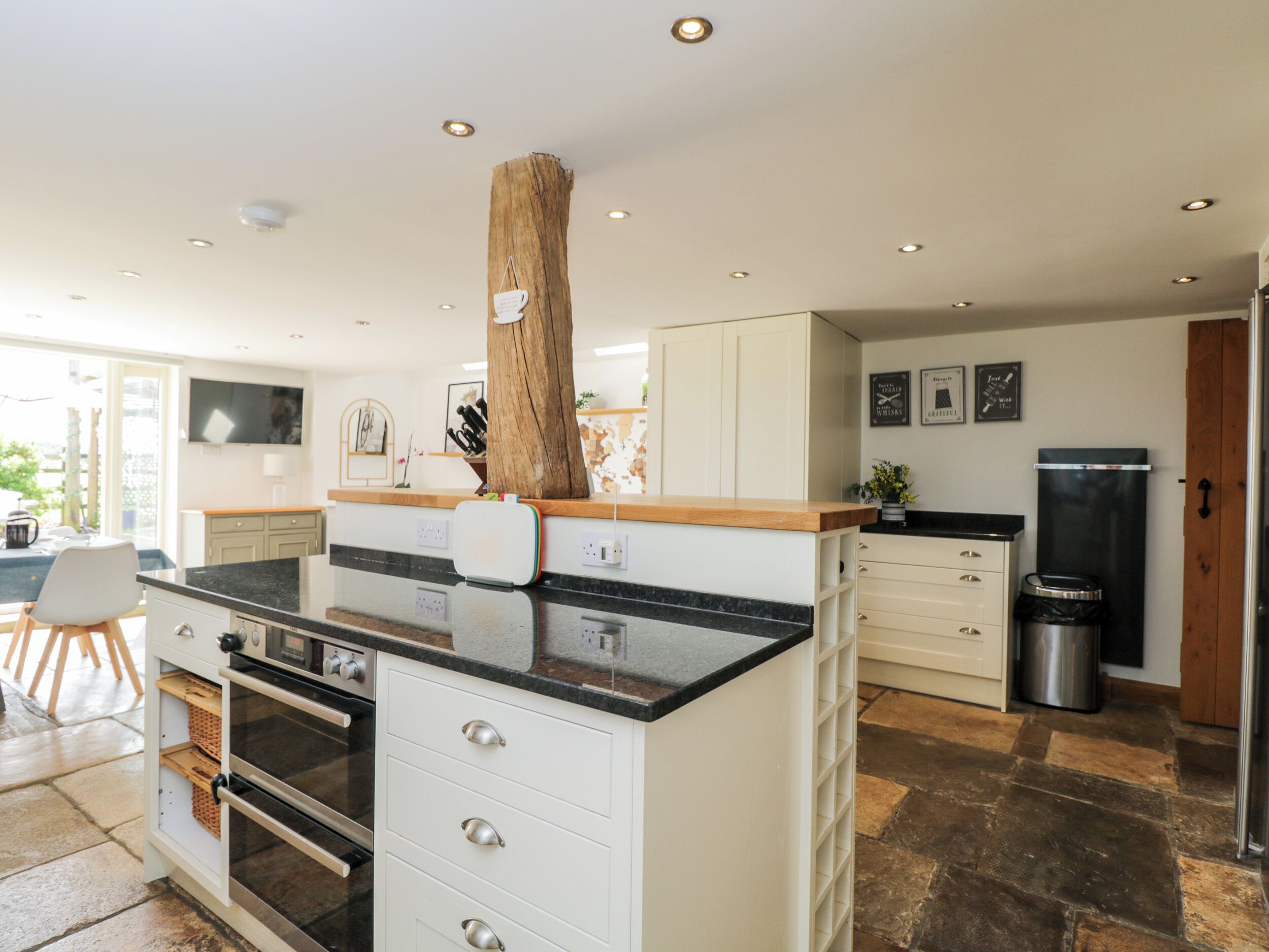 Tủ lạnh, máy rửa bát, ấm điện, lò nướng bánh mì 