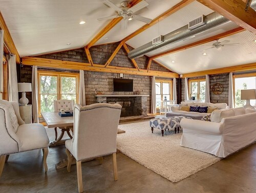 Rustic-Chic 2BR Casita • Sleeps 10 • Brazos River Views • Mineral Wells