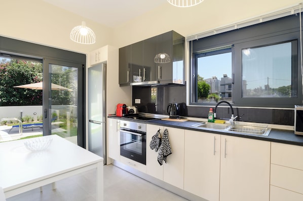 Jääkaappi, mikroaaltouuni, uuni, liesi