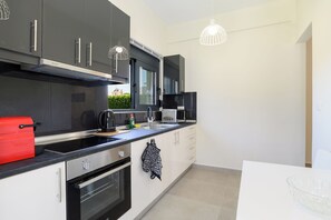 Fridge, microwave, oven, stovetop - Green Villa Rhodes, Relax by the Pool (IALYSOS, RHODES)