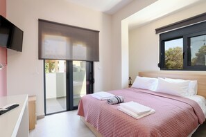 3 makuuhuonetta, tallelokero huoneessa, silitysrauta/-lauta