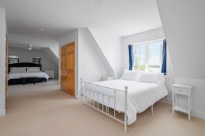 3 chambres, bureau, Wi-Fi gratuit, draps fournis