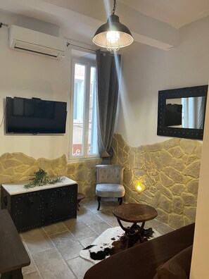 Living area - T2, Bonaparte, Plein Centre, Climatisé (La Ciotat)
