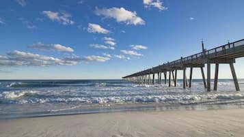 En la playa, camastros y toallas de playa